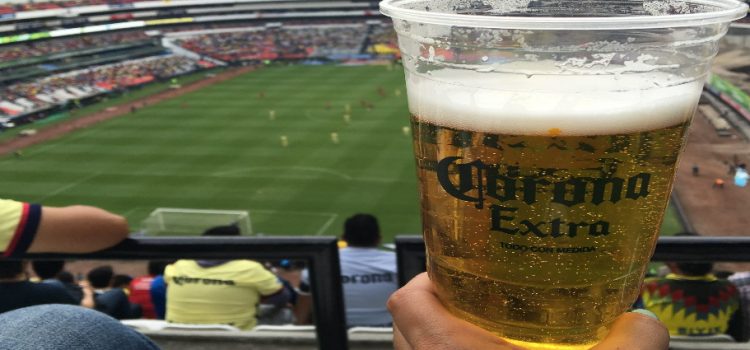 Morena busca prohibir la cerveza en los estadios de futbol