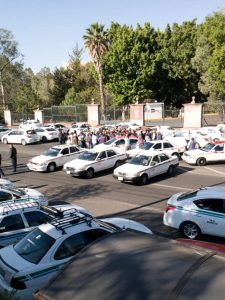 Taxistas bloquean libramiento en rechazo a aplicaciones móviles en Morelia