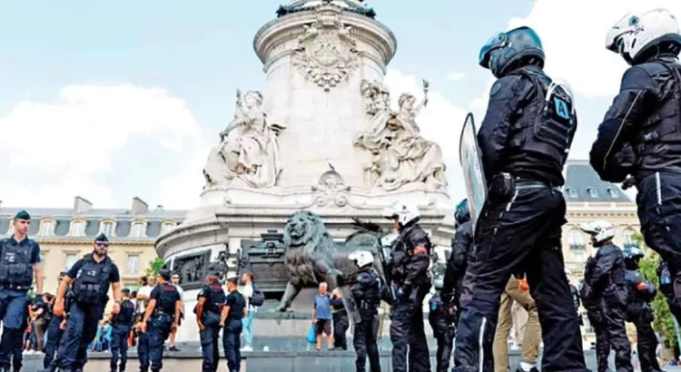 Desafían prohibición a protestar en París