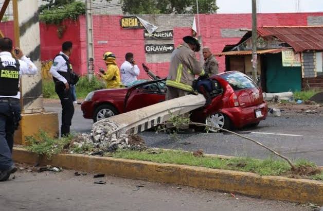 Conductor murió tras caerle poste en el que antes chocó, Morelia