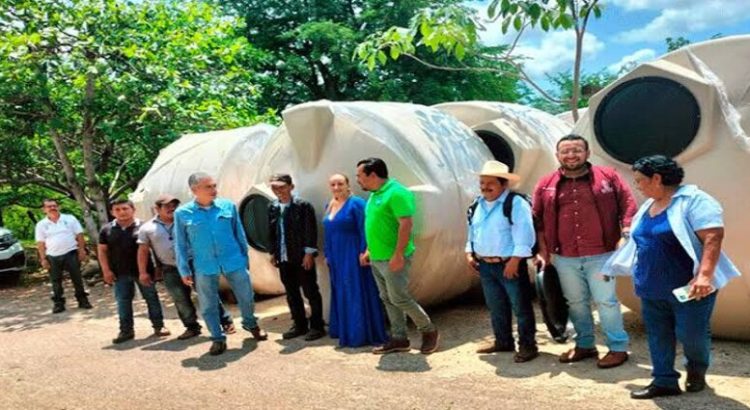 DIF Michoacán entrega 20 tinacos al municipio de Aquila