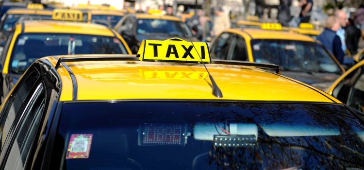 Muere hombre a bordo de taxi en Morelia