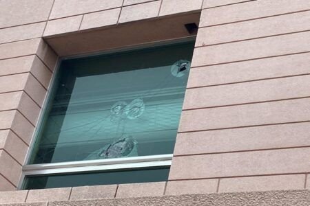 Normalistas vandalizan Palacio de Justicia de Morelia