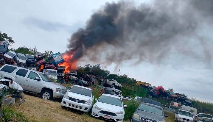 Reportan un fuerte incendio en un corralón de Morelia