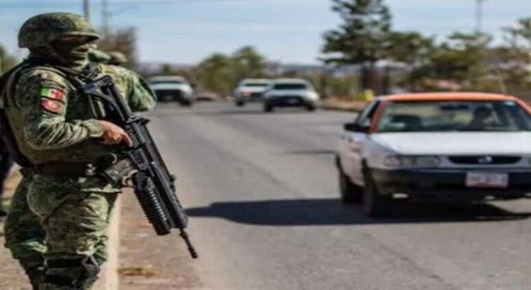 Continúan los enfrentamientos y bloqueos entre militares y sujetos armados, en Michoacán