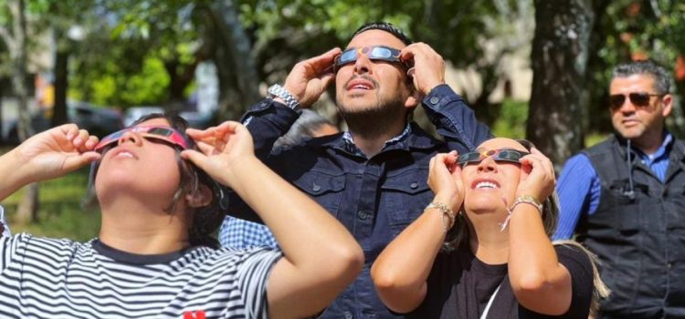 Más de 2 mil personas observaron el eclipse solar en Planetario de Morelia