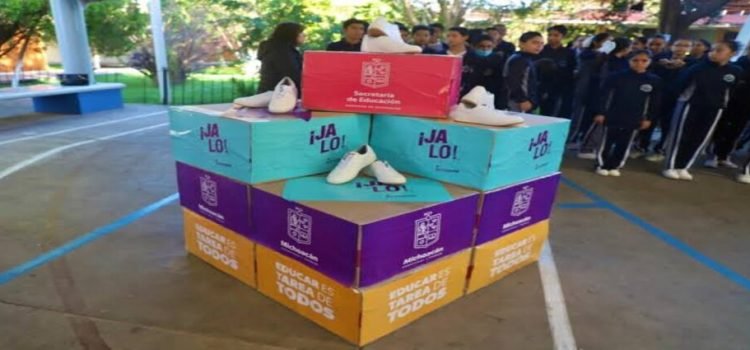 En Michoacan entregan tenis a 90 mil estudiantes En Michoacan entregan tenis a 90 mil estudiantes