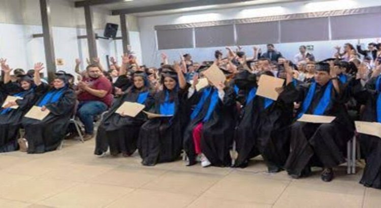 16 personas sordas concluyen su educación básica en Michoacán