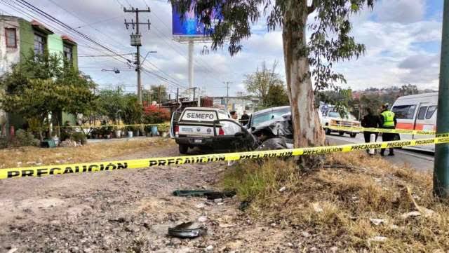 Mueren 2 adultos mayores tras choque contra árbol en la Morelia-Salamanca