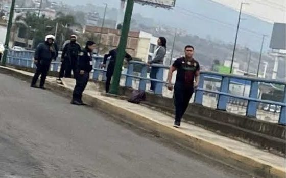 Mujer intenta aventarse de un puente en Morelia