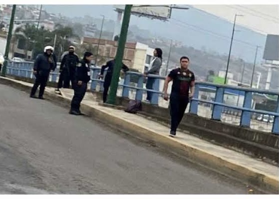 Mujer intenta aventarse de un puente en Morelia