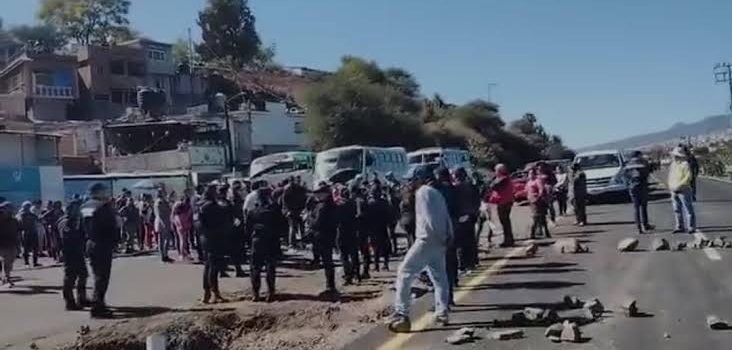 Pobladores bloquean carretera que conduce al Aeropuerto de Morelia