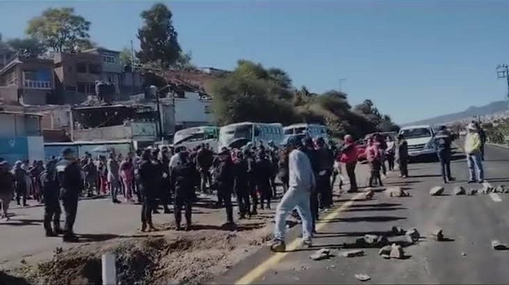 Pobladores bloquean carretera que conduce al Aeropuerto de Morelia