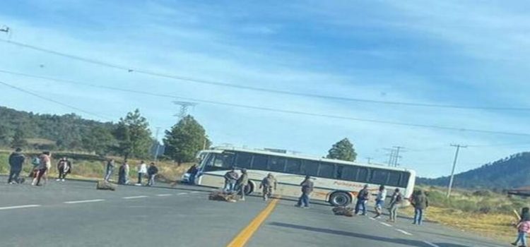 Bloquean comuneros 5 puntos carreteros en Michoacán