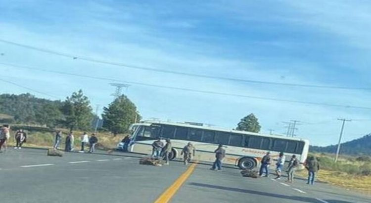 Bloquean comuneros 5 puntos carreteros en Michoacán