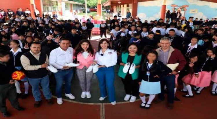 SEE inicia el 2024 con entrega de tenis para 15 mil jóvenes de Michoacán