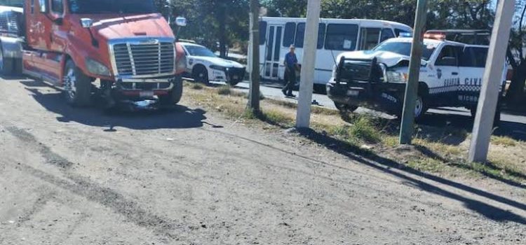 Choca tráiler contra patrullas de la Guardia Civil en Morelia