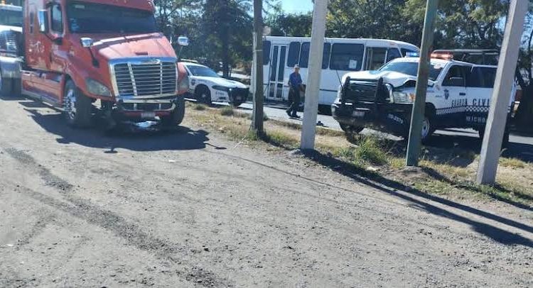 Choca tráiler contra patrullas de la Guardia Civil en Morelia