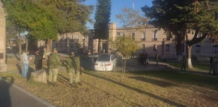 Joven mujer choca contra fuente del cuartel militar de Morelia