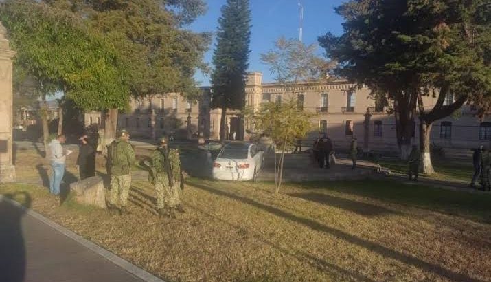 Joven mujer choca contra fuente del cuartel militar de Morelia