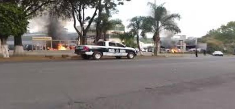 Suman 16 vehículos afectados tras ataque a lotes en Uruapan, Michoacán