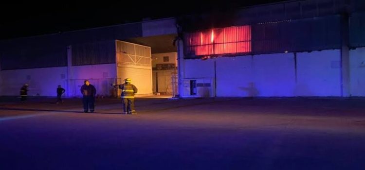 Incendio consume 50 locales de mercado textil en Cuitzeo, Michoacán