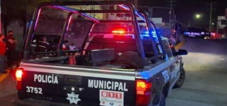 Sujetos armados despojan a una familia de su camioneta en carretera de Michoacán