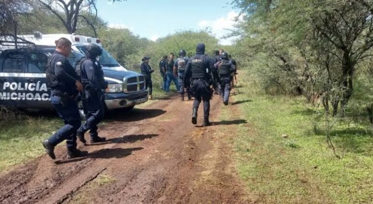 Asesinan a tres hombres y hallan fosa clandestina con dos cuerpos en Michoacán