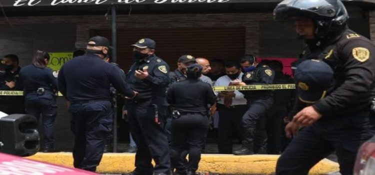 Ataque en negocio de carnitas deja una mujer muerta y a su hijo herido