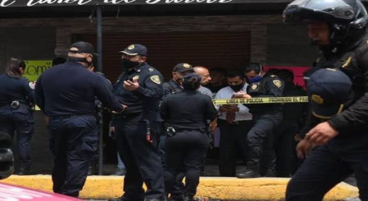 Ataque en negocio de carnitas deja una mujer muerta y a su hijo herido