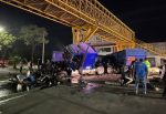 Tráiler se impacta contra puente peatonal en Morelia