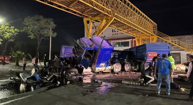 Tráiler se impacta contra puente peatonal en Morelia