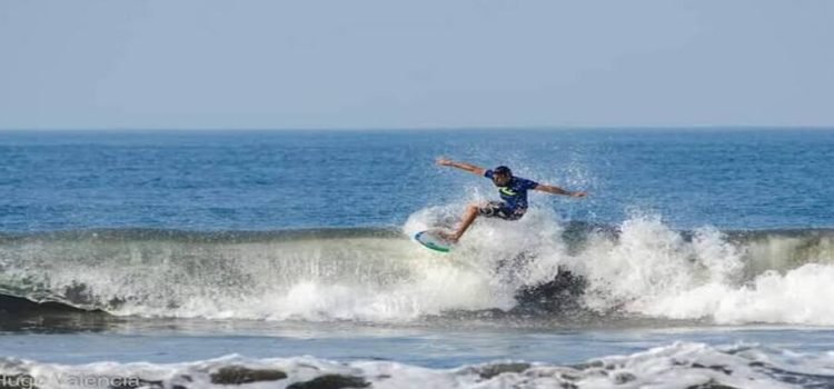 Arranca torneo internacional de surf en playa michoacana Arranca torneo internacional de surf en playa michoacana