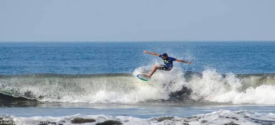 Arranca torneo internacional de surf en playa michoacana