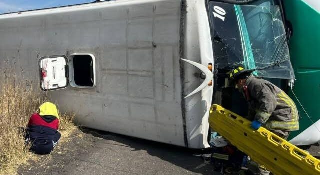 Vuelca autobús de pasajeros en Morelia, Michoacán