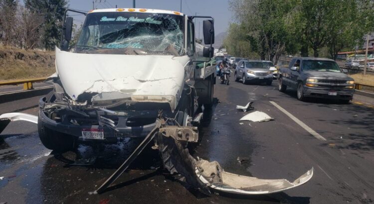 Chocan pipa y vehículo particular en el Periférico de Morelia