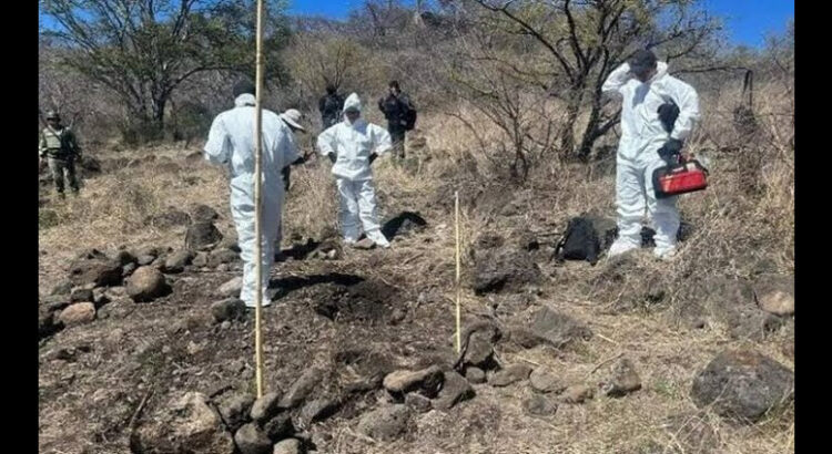 Descubren fosas clandestinas con restos de mujeres en Michoacán