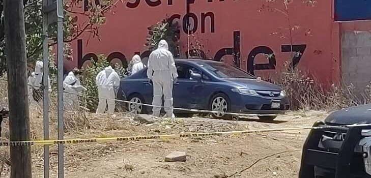 Hallan cadáver de hombre desnudo dentro de un auto, en Morelia