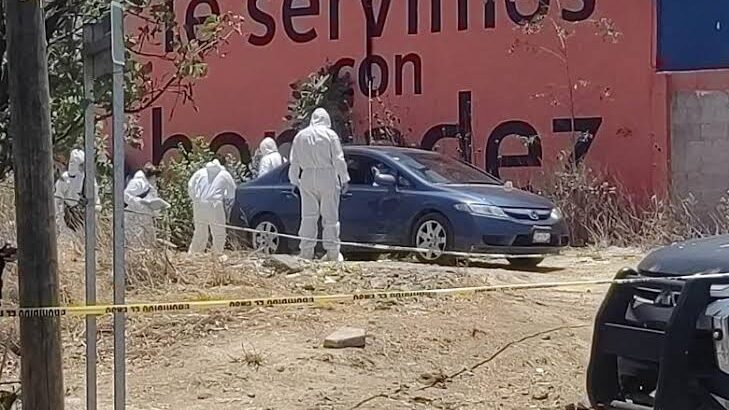 Hallan cadáver de hombre desnudo dentro de un auto, en Morelia