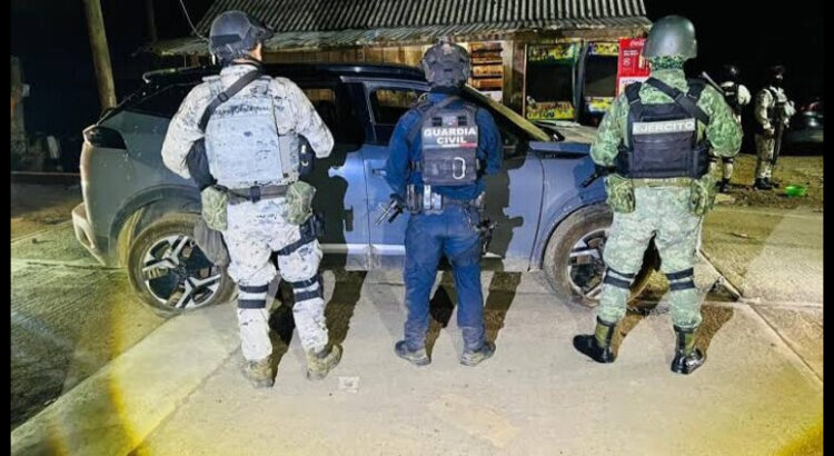 Policías aseguran vehículos robados, armas y explosivos en Chilchota, Michoacán