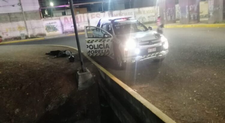 Muere motociclista tras accidentarse y caer de puente a desnivel