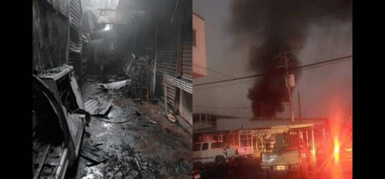 Incendio consume 20 locales del mercado municipal de Apatzingán, Michoacán