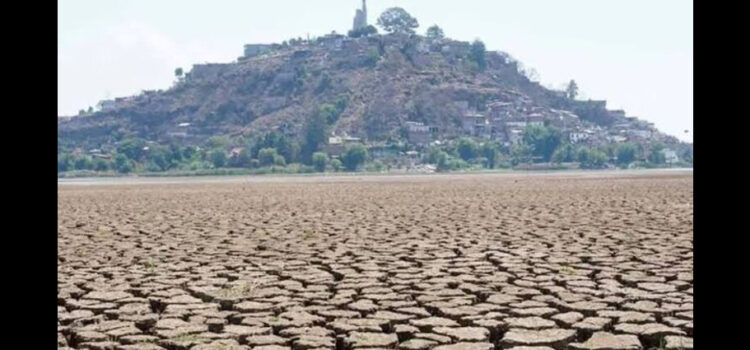 Detienen a 3 sujetos por robo ilegal de agua en el lago de Pátzcuaro en Michoacán