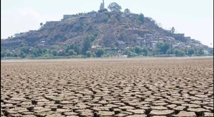 Detienen a 3 sujetos por robo ilegal de agua en el lago de Pátzcuaro en Michoacán