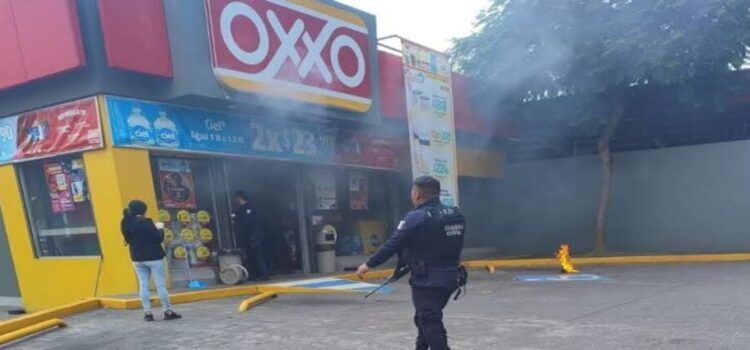 Atacan con bombas molotov tiendas Oxxo en Uruapan, Michoacán