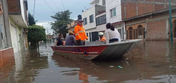 Rescatan en lanchas a familias atrapadas tras severas inundaciones en Morelia