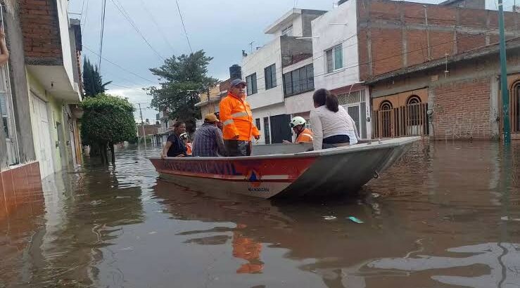 Rescatan en lanchas a familias atrapadas tras severas inundaciones en Morelia