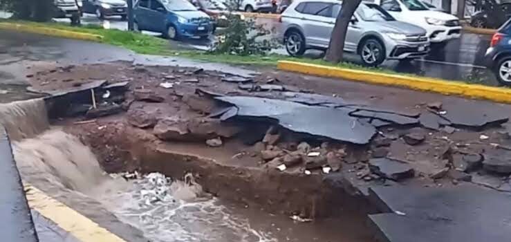 Fuertes lluvias provocan enorme socavón en calles de Morelia