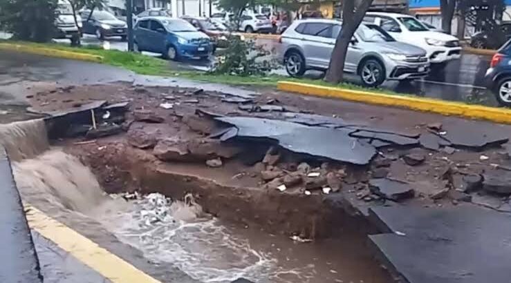 Fuertes lluvias provocan enorme socavón en calles de Morelia