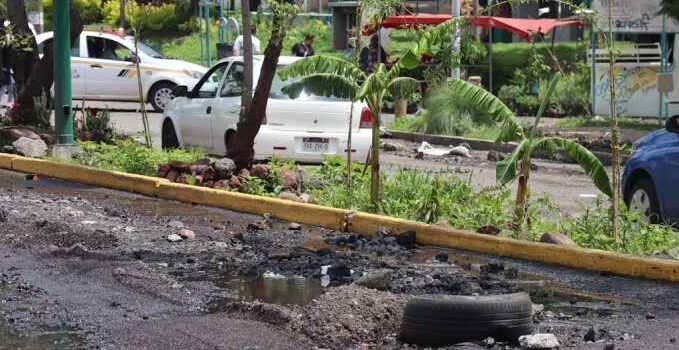 Impresionante corriente de agua destruye una calle y afecta la avenida Pedregal, en Morelia